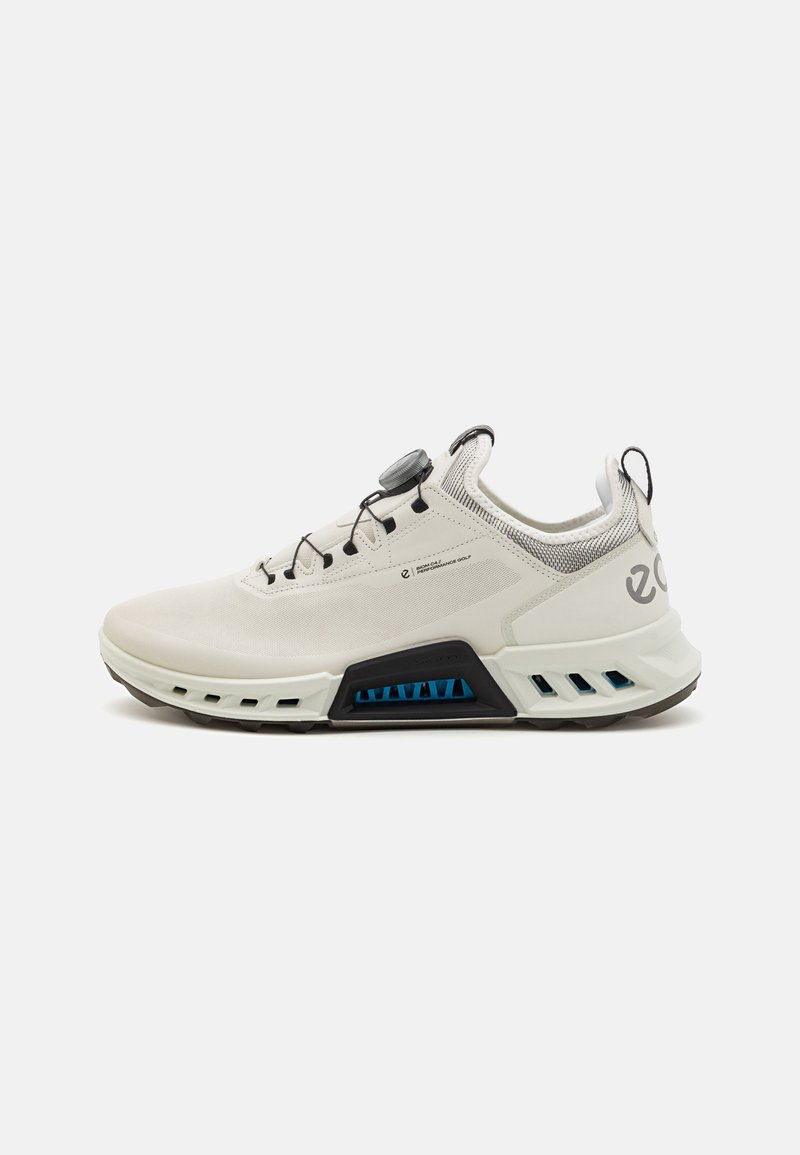 Lekkie białe sneakersy z teksturowaną cholewką, czarnymi akcentami i niebieskim elementem wzorniczym na podeszwie. Wyposażone w pokrętło do łatwego zapięcia.
