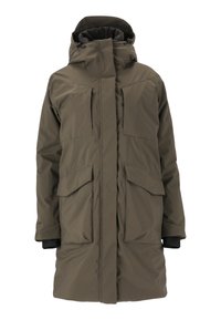 Olivgrön parka i knälängd, tillverkad av vattentåligt material, med hög krage, stora framfickor och en framtillängd dragkedja med tryckknappar.