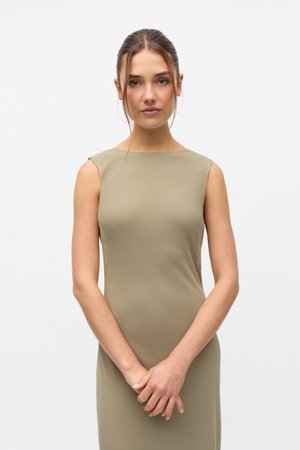 Robe sans manches vert olive avec une silhouette ajustée et un col montant. Tissu lisse avec des coutures minimales et aucun détail matériel visible.