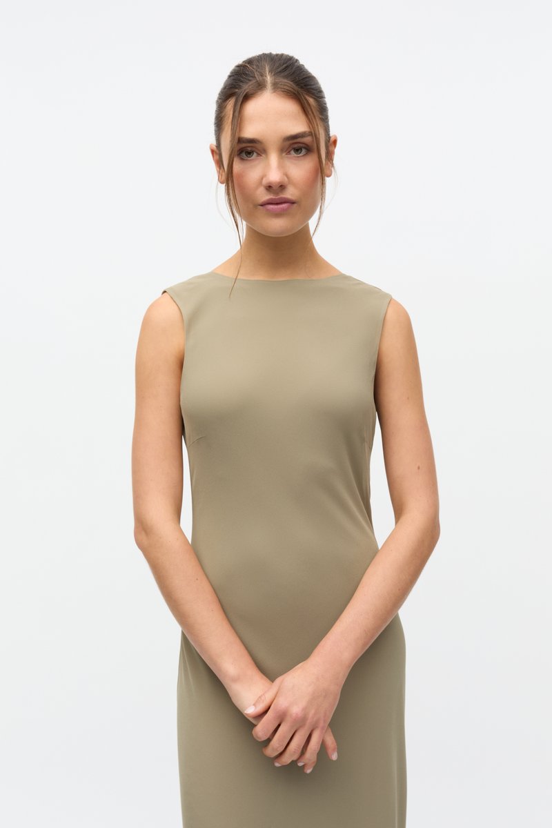 Robe sans manches vert olive avec une silhouette ajustée et un col montant. Tissu lisse avec des coutures minimales et aucun détail matériel visible.