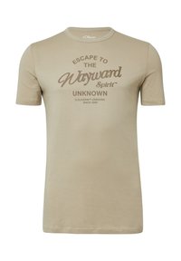 Beige t-shirt met korte mouwen en ronde hals, met daarop in bruine tekst "Escape to the Wayward Spirit Unknown" in het midden van de voorkant.