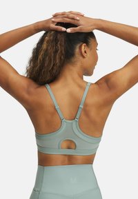 Under Armour LOW BRA - Light support sports bra - silica green