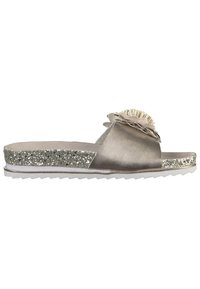 Platt sandal i metallisk beige tyg med en texturerad sula med glitterdetaljer, med en blommig dekoration på den övre remmen.