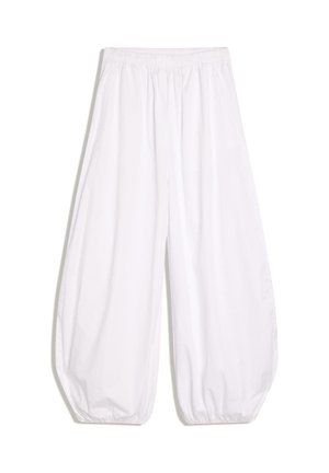 Løse hvide bukser med elastisk taljebånd og elastiske manchetter, lavet af letvægtsstof.