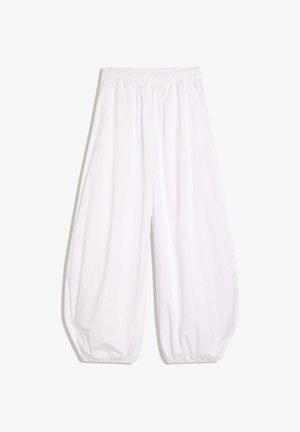 Pantaloni largi albi cu talie elastică și tivuri elasticizate, confecționați dintr-un material ușor.