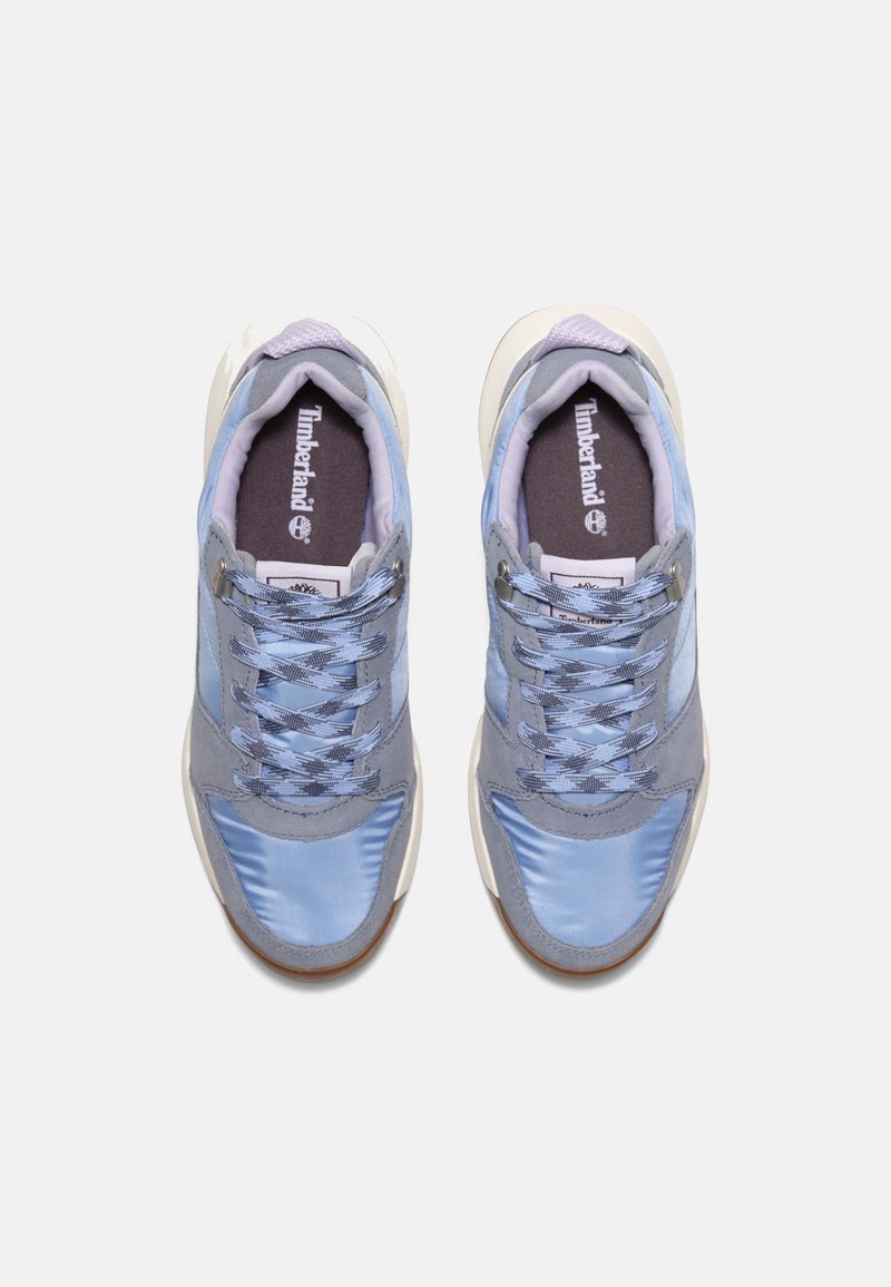 Sneaker azzurri chiari con un design in materiali misti che presenta satin e scamosciato. Punta rinforzata, collo imbottito e lacci decorati.