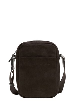 Borsa a tracolla in suede marrone scuro con forma rettangolare, chiusura con zip e tracolla regolabile. Sul davanti è presente una piccola tasca.