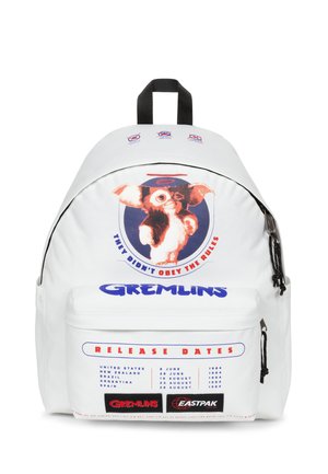 Zaino bianco con stampa di un personaggio dei cartoni animati, testo blu con la scritta "GREMLINS" e "RELEASE DATES" e una tasca frontale con cerniera.