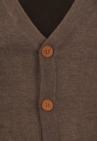 Brun strikket cardigan med V-halsdesign, med treknapper foran og en myk tekstur.