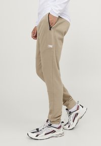 Jack & Jones JPSTWILL AIR PANTS - Pantalones deportivos - crockery