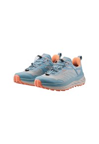 Scarpe da ginnastica azzurro chiaro con dettagli in mesh, accenti arancioni e suola in gomma texture. Presentano un sistema di allacciatura rapida e supporto per la caviglia imbottito.