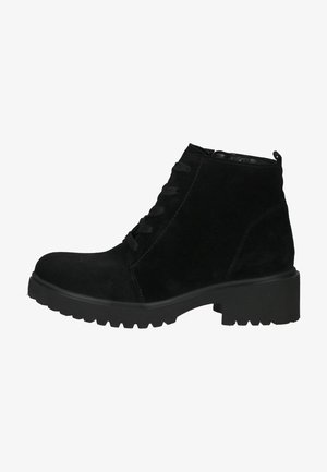 Bottines en suede noir avec un bout arrondi, une tige texturée et une semelle en caoutchouc robuste. Dotées de lacets plats et d'une languette à l'arrière.
