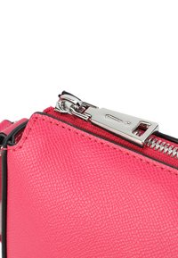 JOOP! Jeans GIRO STELLA  - Borsa a tracolla - pink