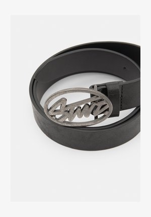 Cintura in pelle nera con una fibbia rotonda in tonalità argento caratterizzata da un design del logo in corsivo. La cintura presenta una texture liscia e linee pulite.