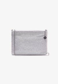 Geantă de mână metalică argintie cu un design din plasă, având o curea din lanț și un mic charm decorativ, textură netedă și formă rectangulară.