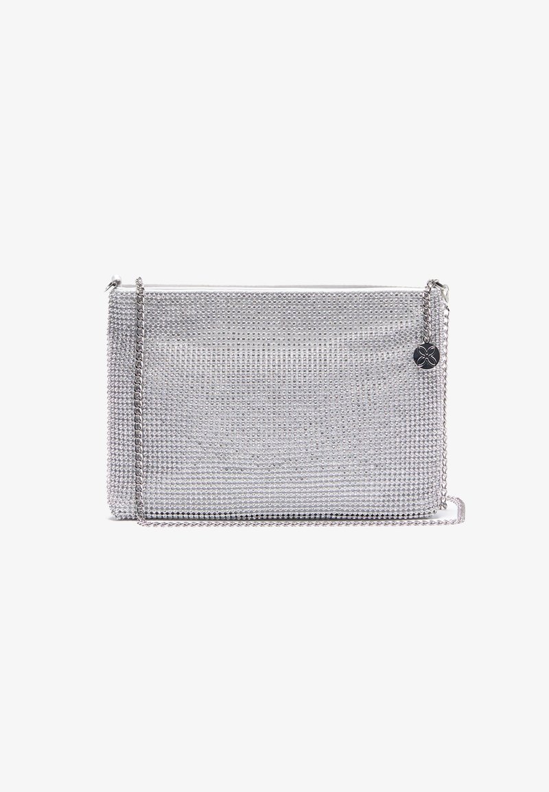 Geantă de mână metalică argintie cu un design din plasă, având o curea din lanț și un mic charm decorativ, textură netedă și formă rectangulară.