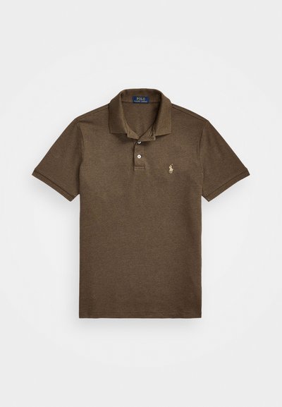Polo en coton brun à manches courtes, avec patte de boutonnage à trois boutons et logo brodé sur la poitrine gauche. Texture douce, design décontracté.