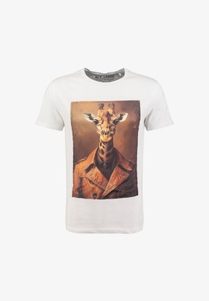 Camiseta blanca con un estampado gráfico de una jirafa que lleva gafas y una chaqueta de cuero marrón, con una textura suave y cuello redondo.