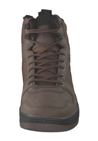 Braune High-Top-Sneaker mit Schnürdesign, gepolsterter Kragen, strukturiertem Leder und synthetischen Materialien, ausgestattet mit einer Gummisohle und Metallösen.