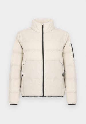 Veste rembourrée beige clair avec un col haut, fermeture éclair noire à l'avant, poches latérales zippées et une poche zippée sur la manche gauche.