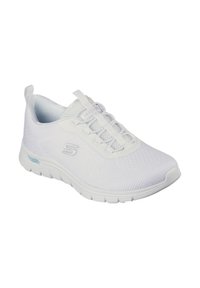 Zapatilla deportiva blanca con parte superior de punto texturizado, cordones elásticos y suela acolchada. Presenta un acento reflectante en el costado.