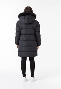 CLOSURE London LONGLINE PUFFER WITH FUR HOOD - Zimní kabát - black