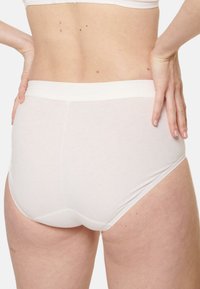 Weiße Baumwollunterhosen mit einem weichen, elastischen Bund und nahtlosem Rückendesign. Sie verfügen über eine glatte Textur und keine sichtbaren Muster oder Akzente.
