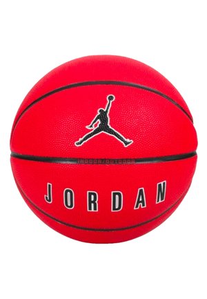 Rode basketbal gemaakt van rubber met een gestructureerd oppervlak. Heeft een zwart Air Jordan-logo en "JORDAN" in vette letters gedrukt.