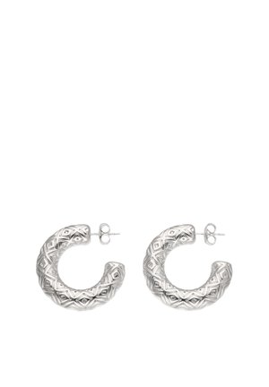 Stříbrné kruhové náušnice s prošívaným diamantovým vzorem a zapínáním na zadní část, zobrazené na bílém pozadí.