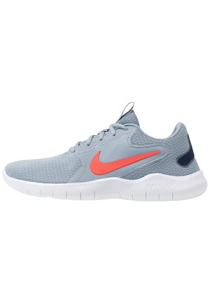 Hellblauer Nike-Laufschuh mit knallorangefarbenem Swoosh-Logo und weißer Sohle, Seitenansicht.