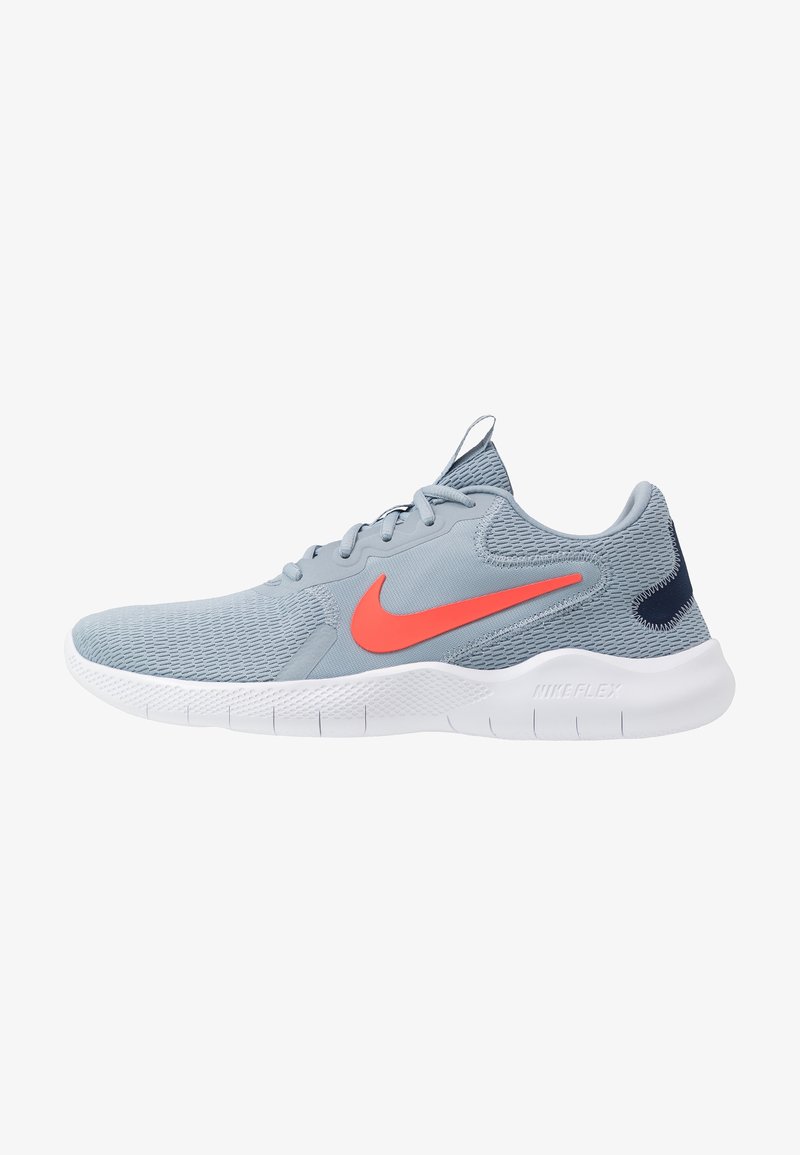 Chaussure de course Nike bleu clair avec logo swoosh orange vif et semelle blanche, vue de profil.