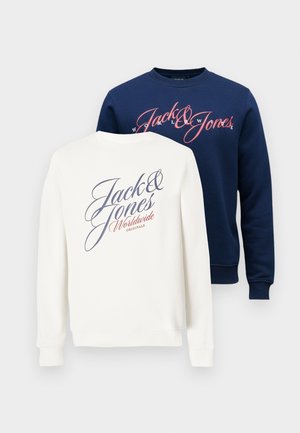 Deux sweat-shirts à col rond empilés. L'un est bleu marine avec du texte blanc ; l'autre est blanc avec du texte bleu marine. Les deux ont des poignets et des ourlets côtelés.