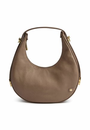 Geantă de mână maro, texturată, în formă de semilună, cu mâner scurt și fermoar și accente din metal auriu.