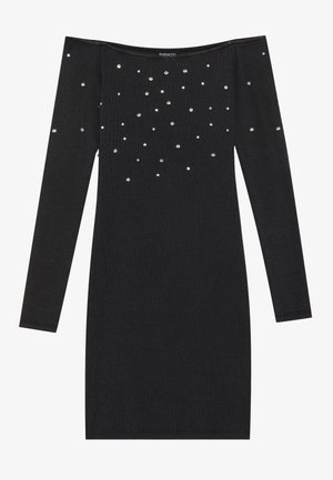 Melnā ribota kleita ar garām piedurknēm un off-shoulder dizainu, dekorēta ar izkaisītiem sudraba ieliktņiem. Gluda tekstūra visā kleitā.