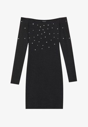 Fekete bordás ruha hosszú ujjal és vállnélküli dizájnnal, ezüst szegélyekkel díszítve. Az anyag sima textúrájú.