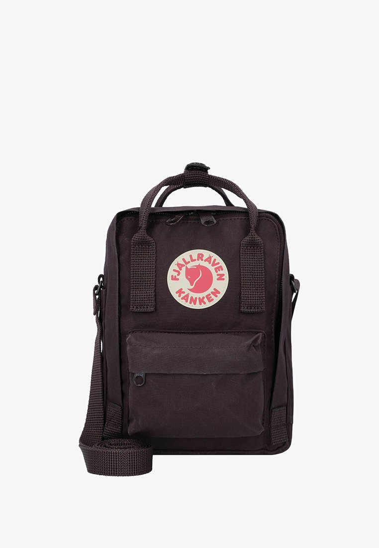 Zaino Fjällräven Kanken, viola scuro, forma rettangolare, texture in tessuto, maniglia superiore, tracolla regolabile, tasca con zip frontale, dettaglio del logo circolare.