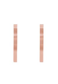 Orecchini a cerchio in rosè con un design piatto e minimalista. Realizzati in metallo, presentano una texture liscia e una finitura lucida.