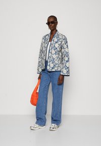 Vero Moda Tall VMJANE REVERSIBLE JACKET - Välikausitakki - blue/beige