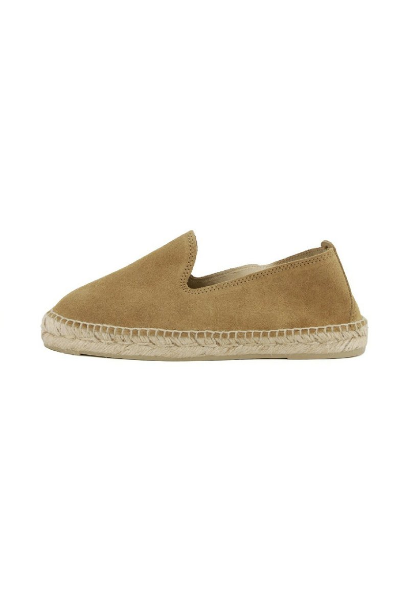 Scarpa slip-on in suede color tabacco con punta arrotondata e suola in corda di juta. Superficie texture con cuciture visibili lungo il bordo.