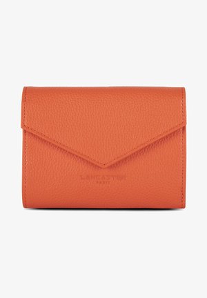 Portafoglio in pelle arancione con finitura testurizzata, dotato di una patta appuntita e logo "LANCASTER PARIS" in rilievo sul davanti.