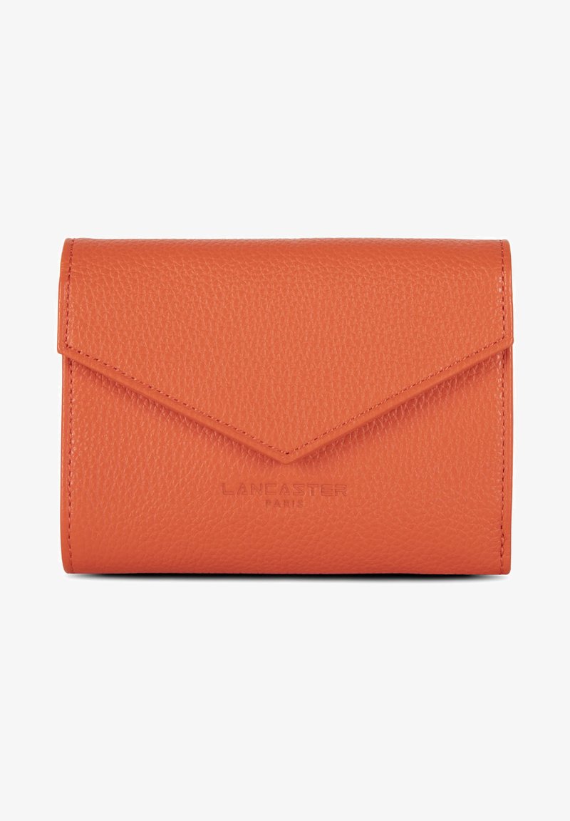 Portefeuille en cuir orange avec une finition texturée, doté d'un rabat pointu et du logo embossé "LANCASTER PARIS" à l'avant.