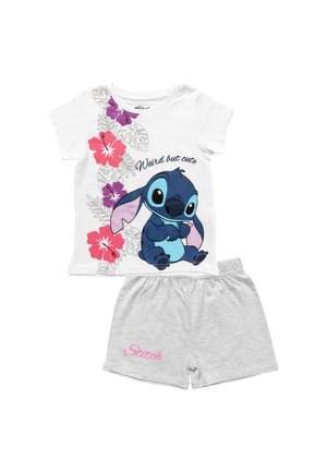 Weißes kurzärmeliges Hemd mit lila und pinken Hibiskusblumen, blauem Cartoon-Charakter Stitch mit dem Text "Weird but cute" und hellgraue Shorts mit dem Schriftzug "Stitch".