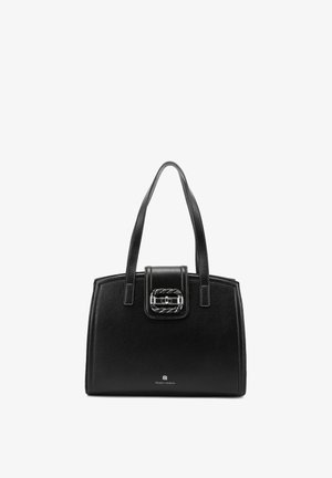 Borsa nera in pelle con doppio manico e una fibbia decorativa prominente sulla patta frontale, con il marchio "Queen Helena" al centro in basso.