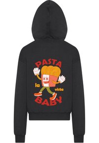 Felpa nera con un personaggio di pasta in stile cartone animato dotato di braccia e gambe, che indossa pantaloni verdi e scarpe arancioni. Il testo recita "PASTA la vista BABY."
