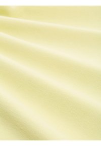 Tissu doux jaune pâle avec une texture subtile et des plis délicats créant une apparence lisse et fluide.