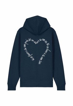 Marineblauwe hoodie met een trekkoord in de capuchon. Bevat witte tekst in de vorm van een hart op de achterkant, vervaardigd van een zachte katoenen blend.