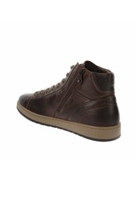 Zapato alto de cuero marrón con un acabado suave, que presenta un zipper lateral, ojales metálicos y una suela de goma beige en contraste.