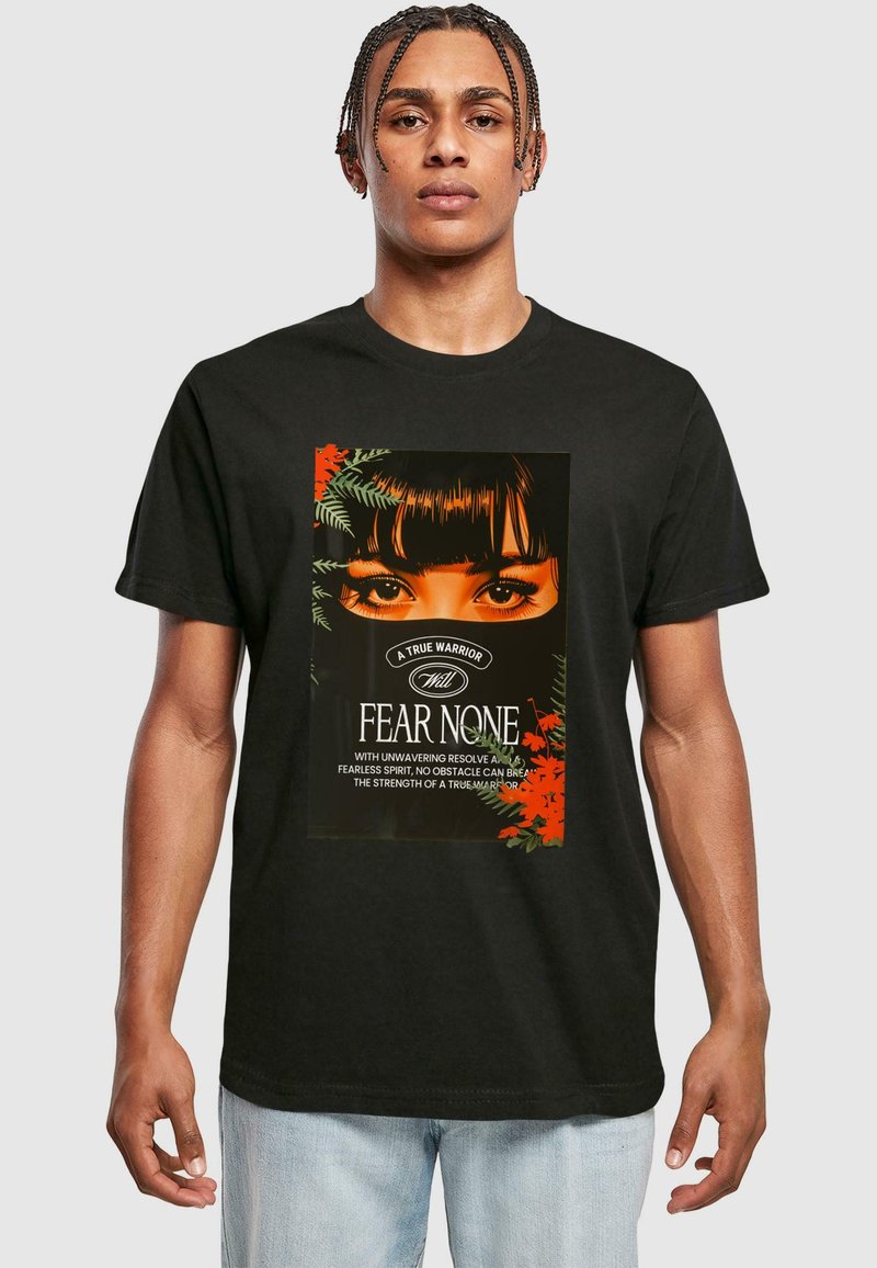 Sort bomulds t-shirt med et trykt grafisk motiv af en kvindes øjne og tekst. Designet indeholder røde og grønne accentelementer.