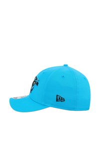 Casquette de baseball bleu clair en tissu, avec un logo brodé noir à l'avant et un petit logo noir sur le côté.