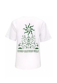 Biała bawełniana koszulka z zielonym wzorem graficznym na plecach, w tym słońce, postacie i napis "ZACHOWAJ NATURĘ DZIKĄ" na dole.